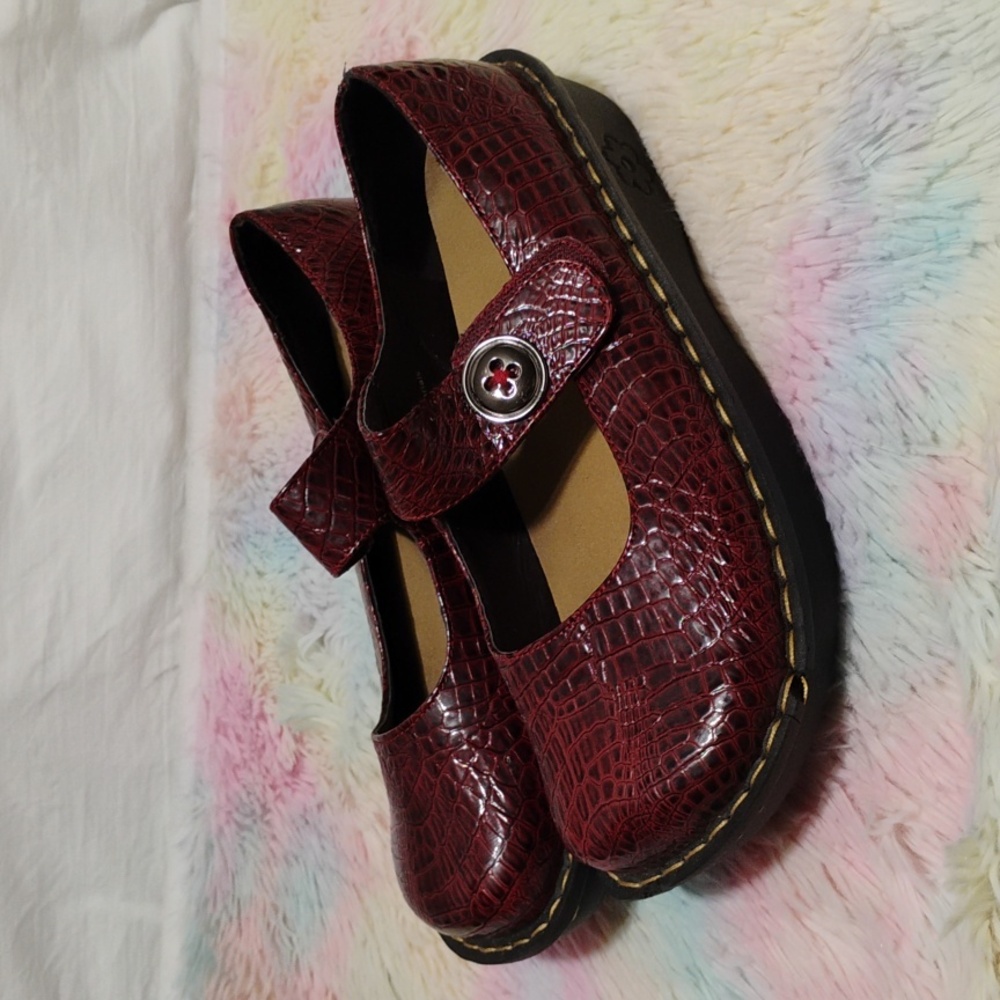 (X-101) SALE! Savvy Stock Jane Professional Clogs Sz.8M Gently Worn Small Flaw